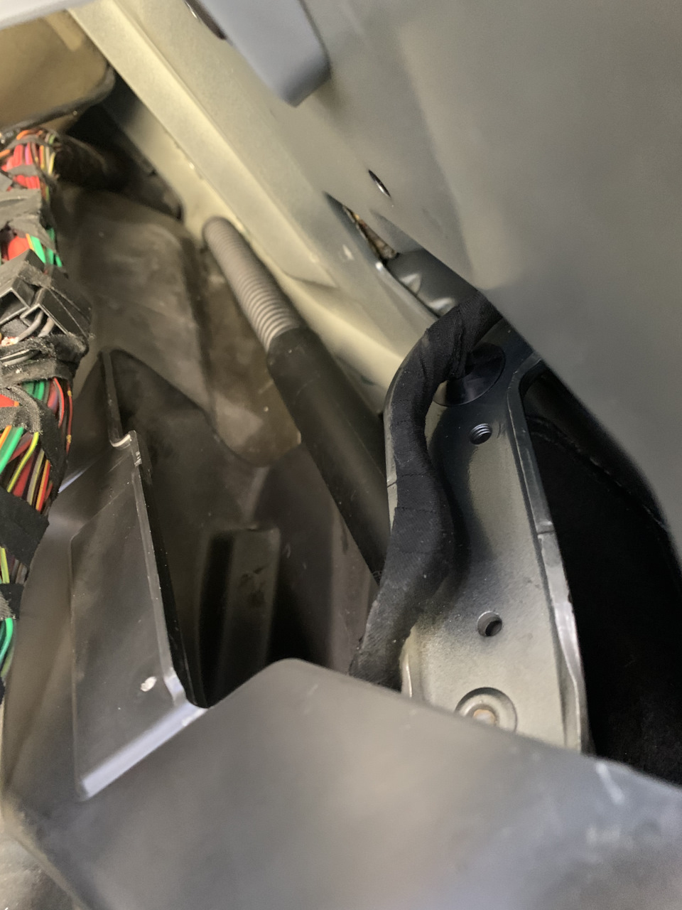 И снова амортизаторы крышки багажника — BMW 7 series (E65/E66), 3 л ...