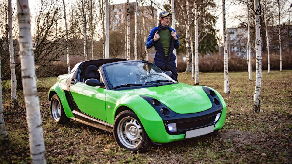 Машина берет. Smart Roadster. Смарт родстер с человеком. Smart Roadster Сергея Леонидовича. Смарт роалстер и человек.