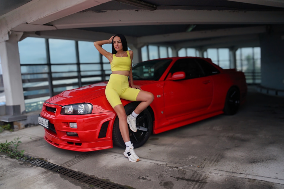 Nissan Skyline r34 с девушкой