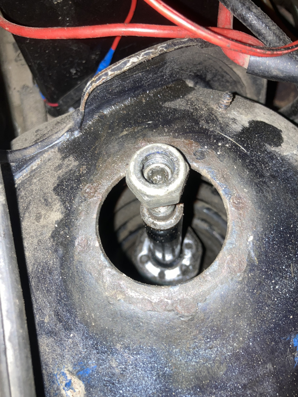 Замена амортизатора без снятия стойки — Audi 80 (B3), 1,8 л, 1987 года ...