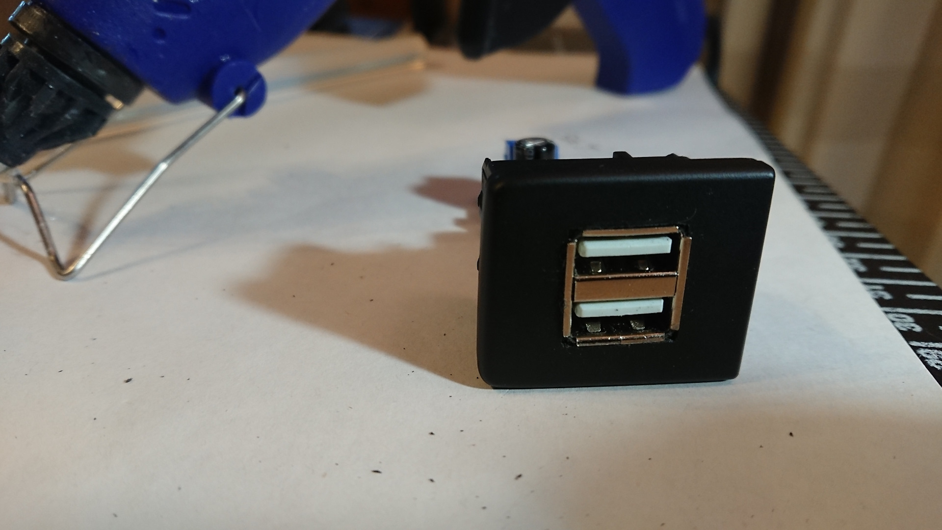 Usb разъем папа. USB разъём в штатную заглушку Renault Logan. USB зарядка в заглушку кнопки Форд фокус 2. USB разъем в штатную заглушку для Дастер 2. USB разъем в штатную заглушку для Рено.