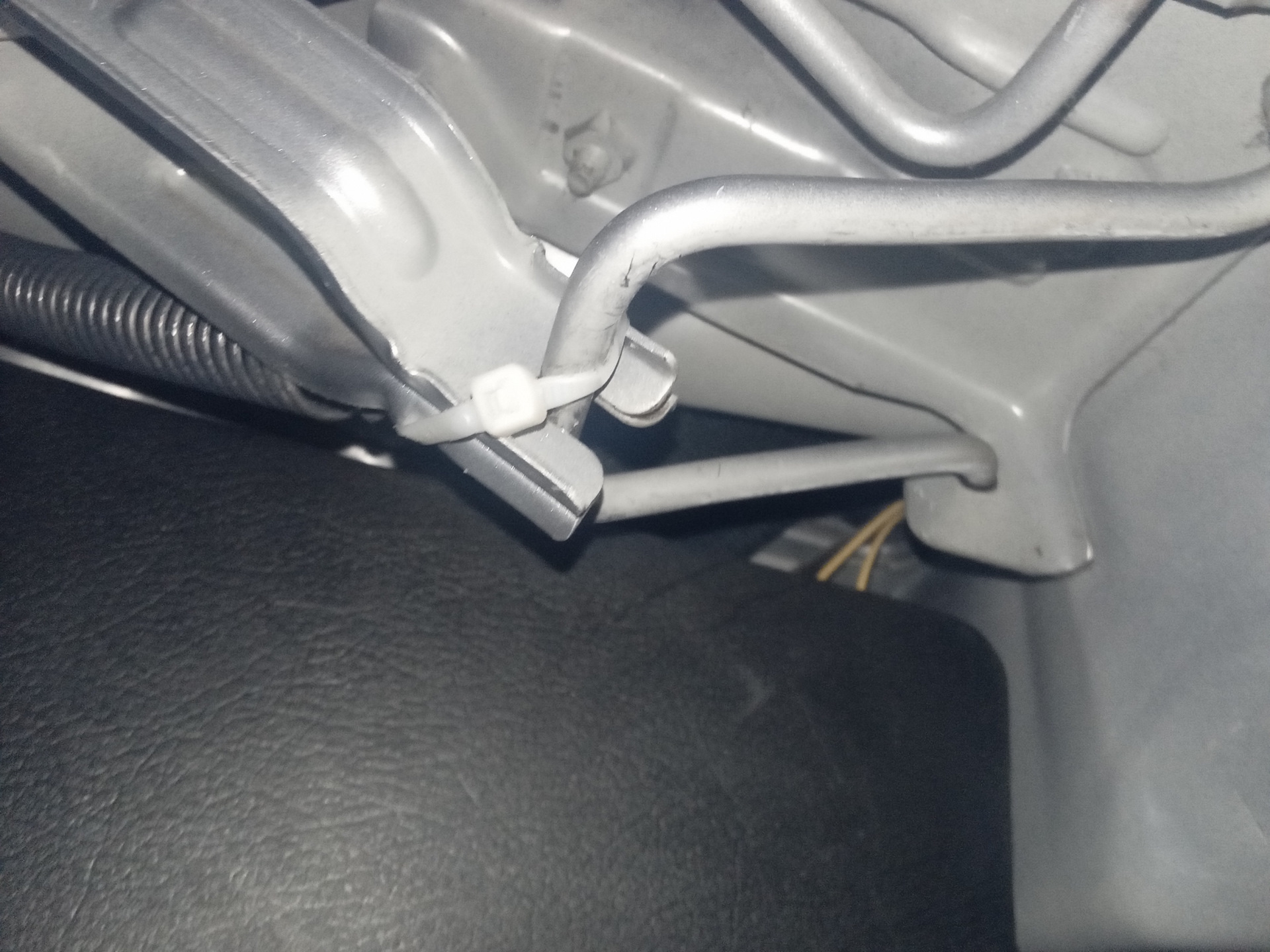 Пружины для поднятия багажника. — Chevrolet Lanos, 1,5 л, 2006 года ...