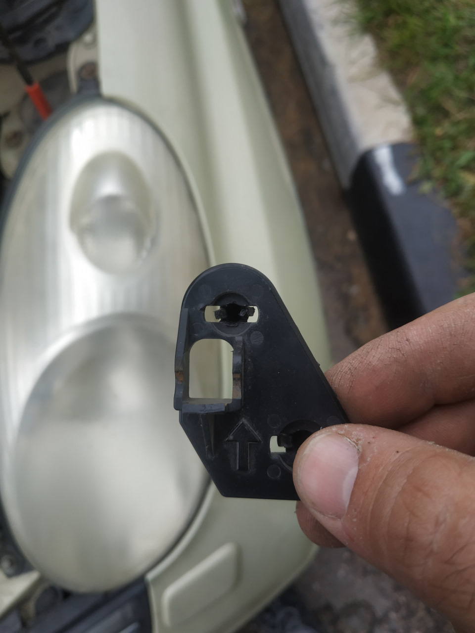 Замена фиксатора стойки капота — Nissan Micra (K12), 1,2 л, 2005 года ...