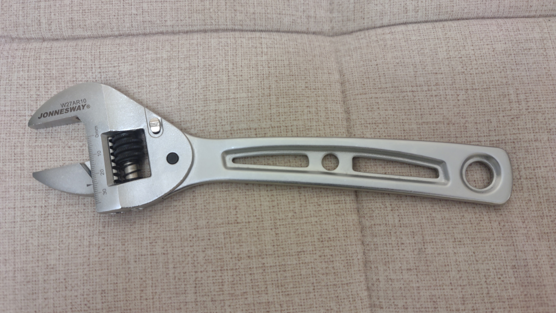 Превращение обычного разводного ключа в универсальный инструмент: видеоинструкция