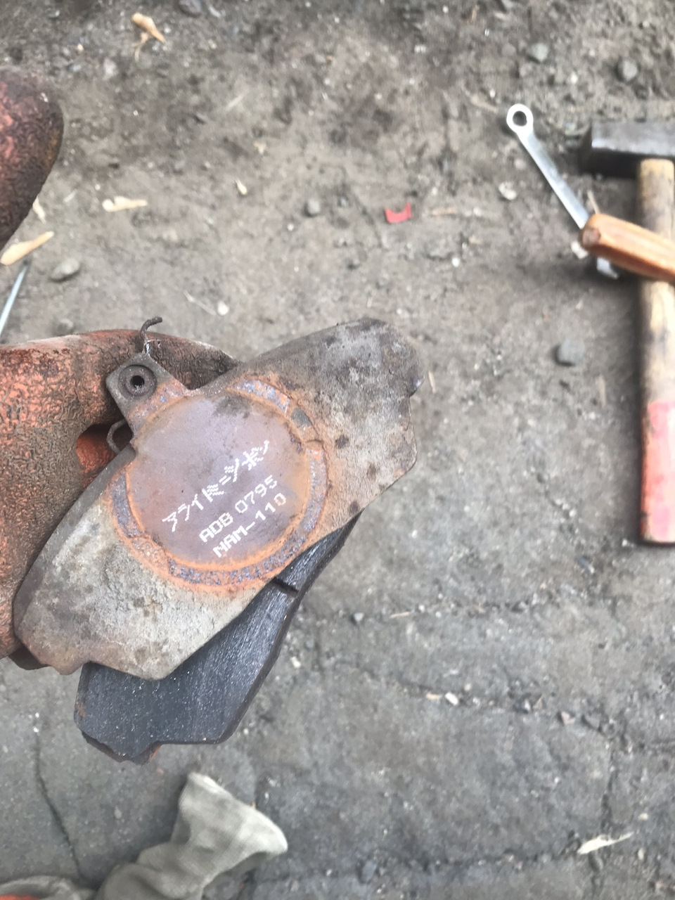 Замена передних тормозных колодок — ГАЗ Газель, 2,4 л, 2004 года ...