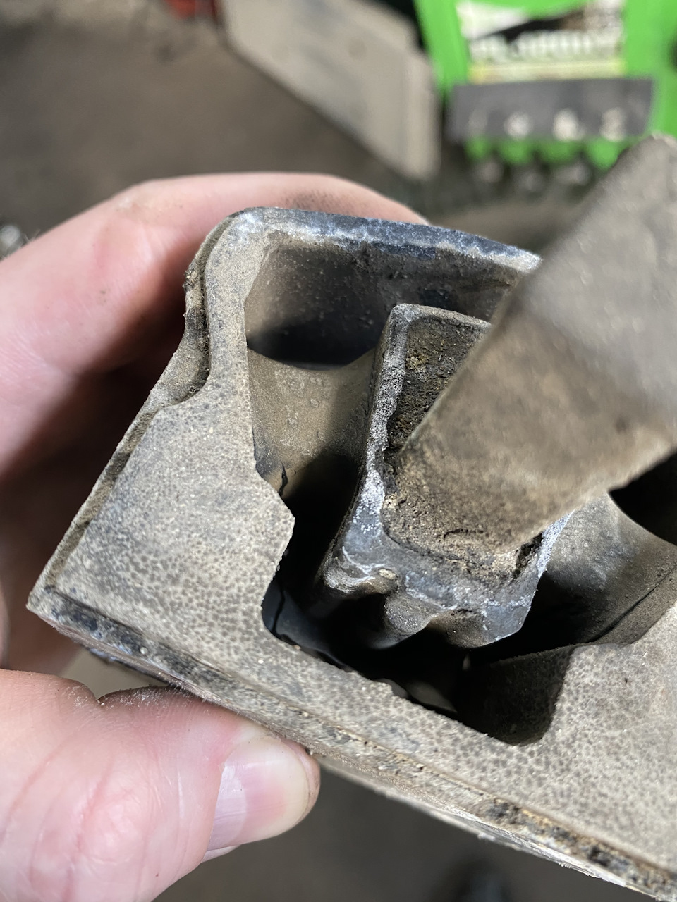 ремонт подушки акпп remontakppkorobok. задняя подушка коробки автомат 60 40. сайлентблок подушки акпп cherokee 1994 4/0. ремонт подушки акпп remontakppkorobok. подушка акпп w210 замена.