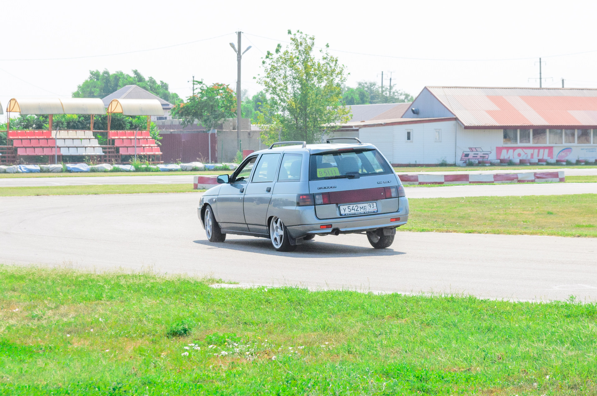 Как запихнуть баржу в поворот: Отрицательное схождение задней оси — Lada  21114, 1,6 л, 2007 года | тест-драйв | DRIVE2