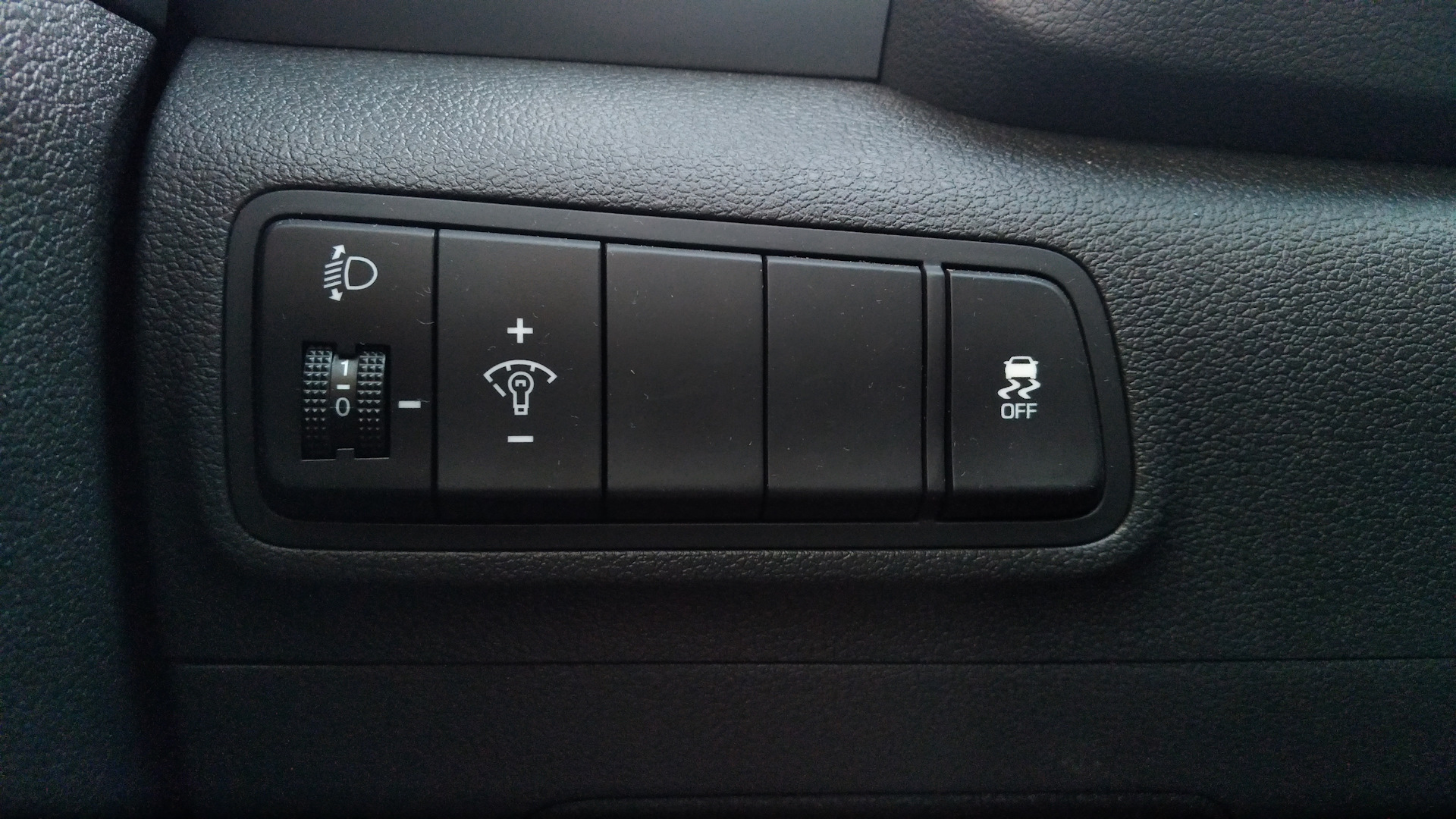 Hyundai tucson 2008 кнопка обогрева лобового стекла. Кнопка на хундай туксон. Hyundai tucson 2008 usb порт вместо заглушки. Кнопка на хундай туксон. Стоп сигнал hyundai tucson 2008 jm.