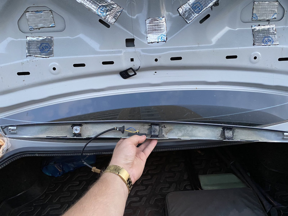 Восстановление креплений верхнего молдинга багажника — Nissan Teana ...
