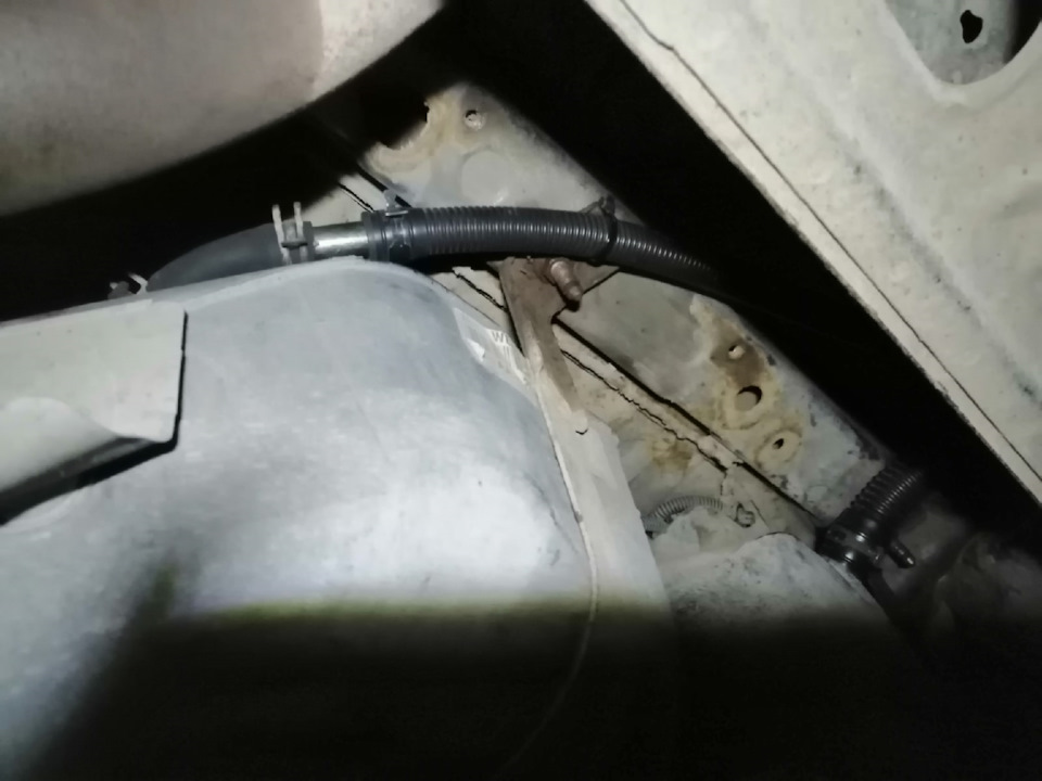 Заливная горловина матиз артикул. IlnkZDpE6GRNPn uAHiDx0uMu10 960. Заливная горловина матиз артикул фото. Заливная горловина матиз артикул-IlnkZDpE6GRNPn uAHiDx0uMu10 960. картинка Заливная горловина матиз артикул. картинка IlnkZDpE6GRNPn uAHiDx0uMu10 960. Всем бобра!)Начнём с EVAP.Коли в прошивке мы эту фигню отключили, то в машине у нас продолжает это гомно висеть… Под капотом удаление EVAP задача простая — снимаем электромагнитный клапан, его трубочки, глушим отверстие во впуске под него и глушим трубку идущую от бензобака — она металлическая идёт вместе с подачей и обраткой. По хорошему её тоже можно снять, но у меня родилась идея как её в будущем использовать, поэтому я её просто заткнул шлангом с болтиком с двух сторон, что бы в неё не попадали вода и мусор.А теперь переходим к бензобаку… Что бы снять EVAP от туда нам нужно открутить бензобак, по другому к этой фигне не подлезть =(