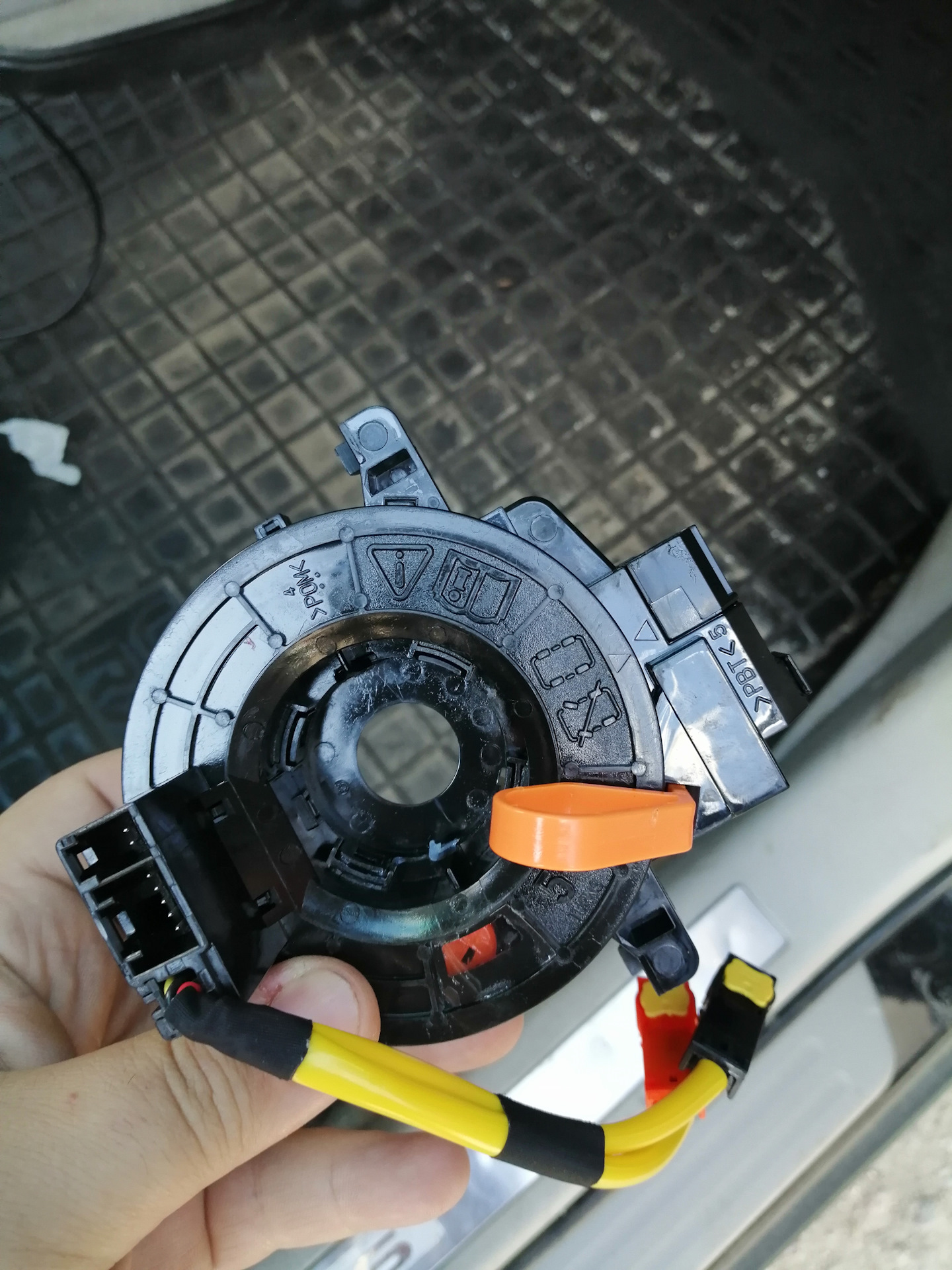 шлейф для подушки безопасности vw. замена шлейфа руля. шлейф на сигнал хендай туксон 2005. подрулевой шлейф тлк 200. шлейф руля лексус rx350 2009.