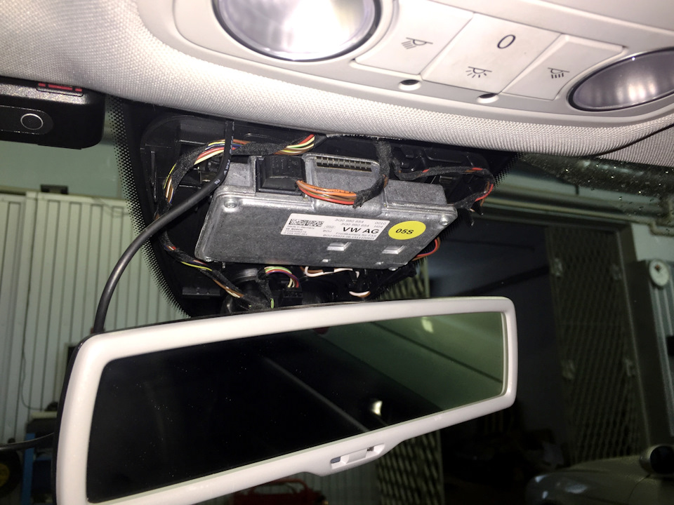 Есть штатное место. Видеорегистратор Tiguan 2. Регистратор в Тигуан 1 поколение. Комбо регистратор в Тигуан. Скрытая проводка видеорегистратора Tiguan 1.