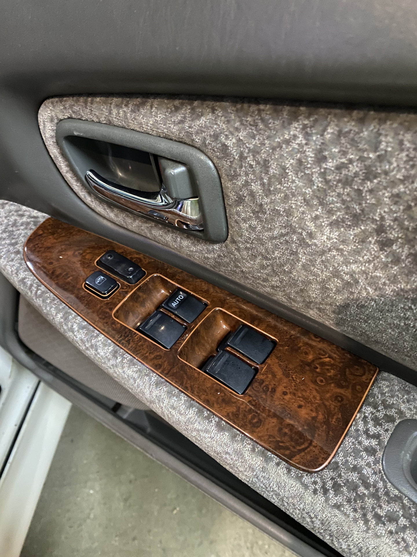 Подсветка кнопок стеклоподъемника — Toyota Mark II (100), 2,5 л, 1999 ...