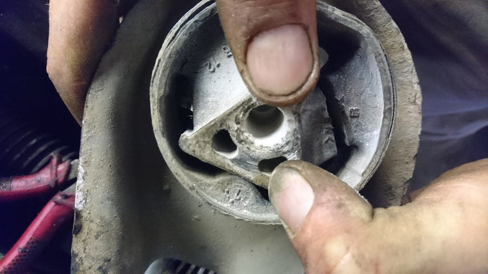 Пинки и дергания при отпускании газа в движении — меняйте опору КПП ...