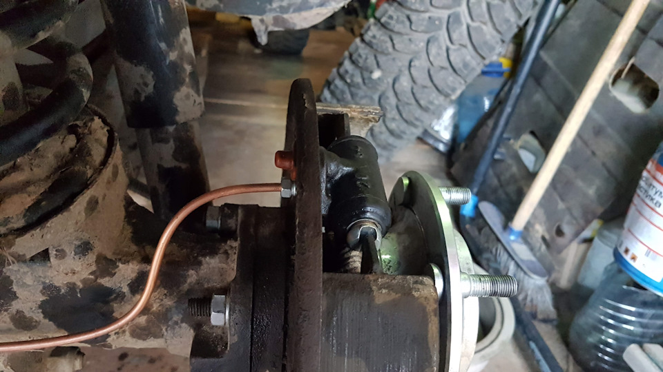 Задние тормозные цилиндры и трубки. — Chevrolet Niva (1G), 1,7 л, 2008 ...