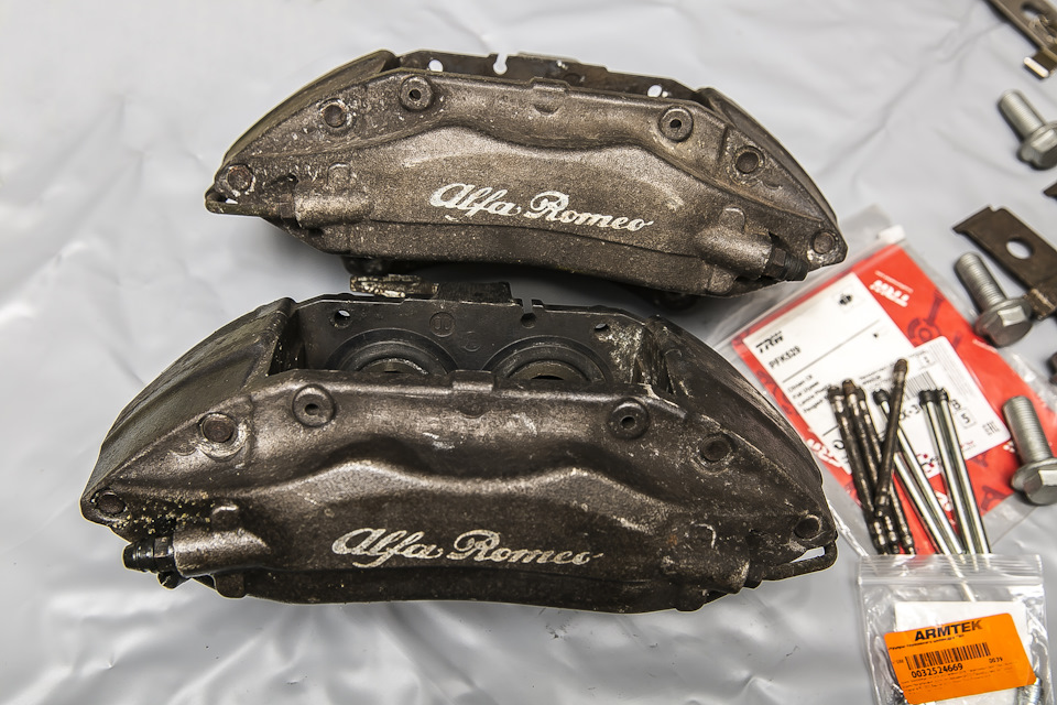 Суппорт брембо для альфа ромео. Суппорт alfa romeo 166 brembo. Суппорта альфа ромео. Суппорт alfa romeo 166 brembo. Альфа ромео 75 задние тормоза.