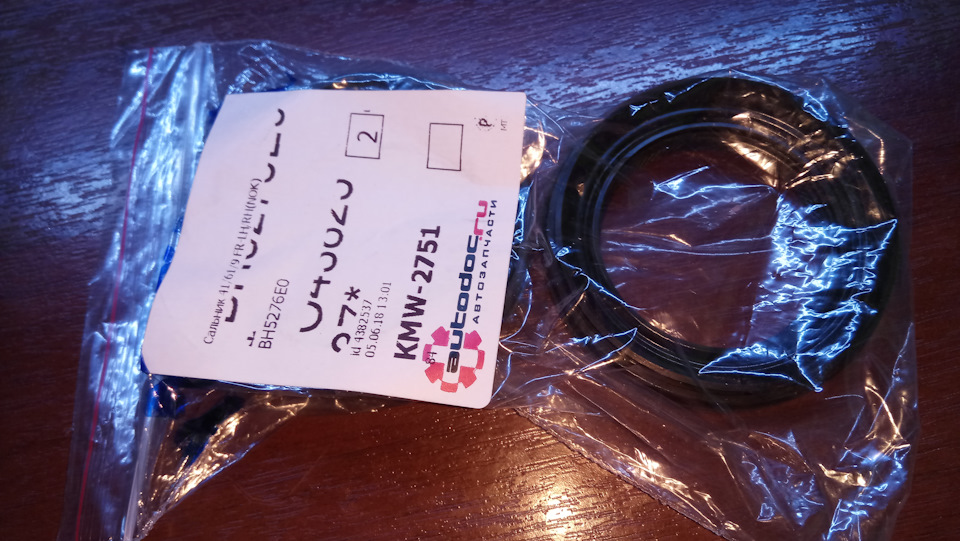 Сальник полуоси крышки дифференциала NOK BH5276E0(MD755526) — Mitsubishi Galant (8G). Запчасти на фото: BH5276E0, MD755526