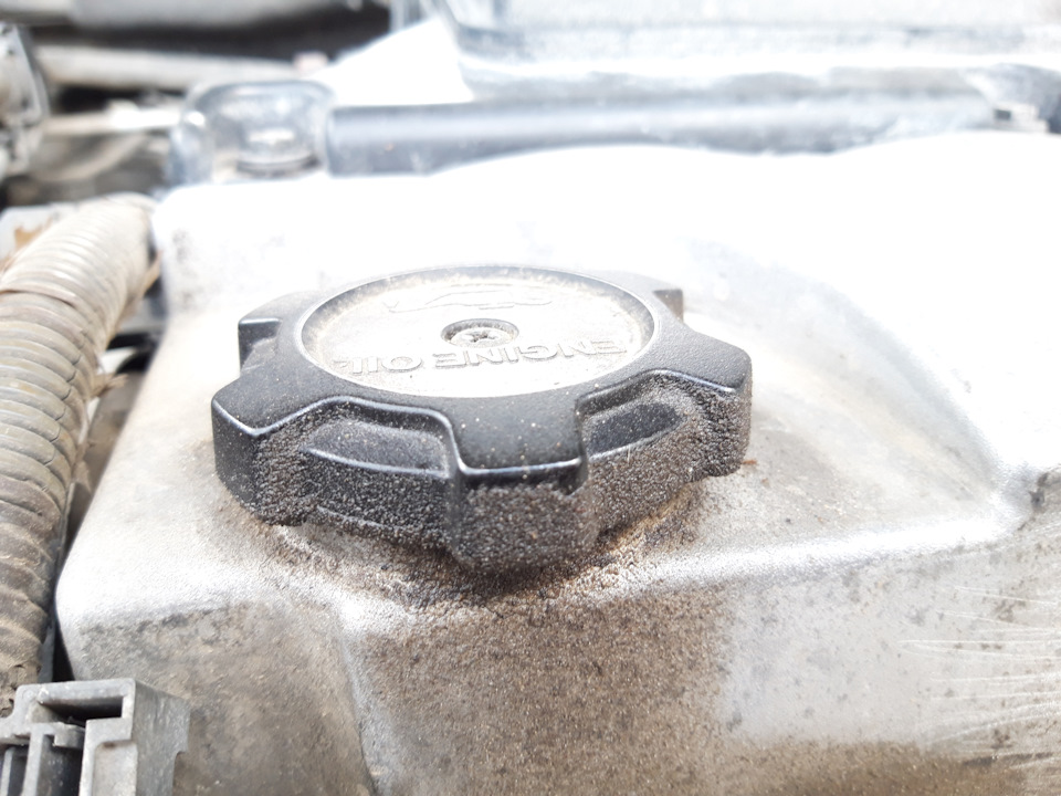 Сопливит (потеет) крышка заливной горловины клапанной крышки или как ...