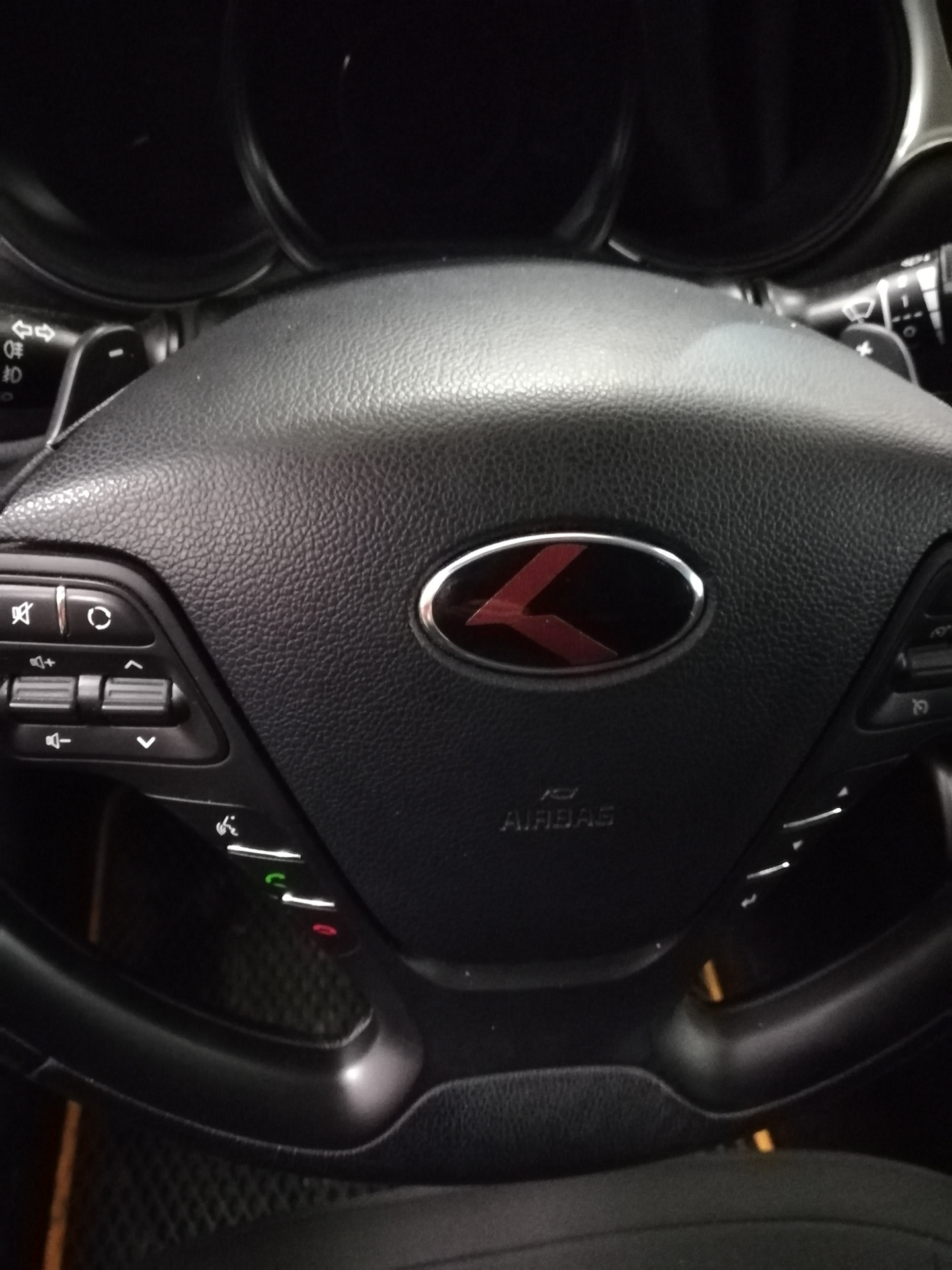 Как снять эмблему с руля kia picanto