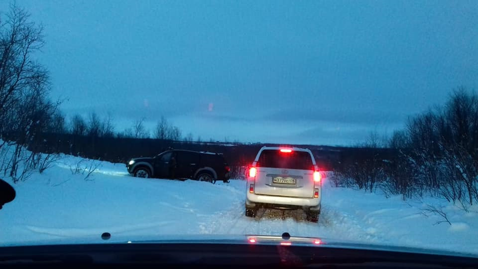 Ребята штурмуют танковый полигон. Lexus, Land Rover, Nissan, Mitsubishi ...