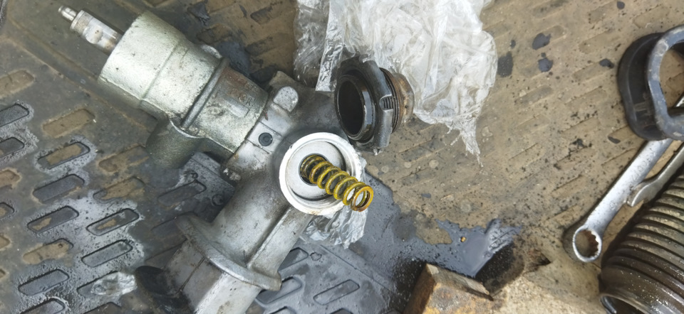 Далее откручиваем поджимную пластину, опять таки, помечаем положение нулевое и сколько оборотов сделали при снятии. — Opel Astra F