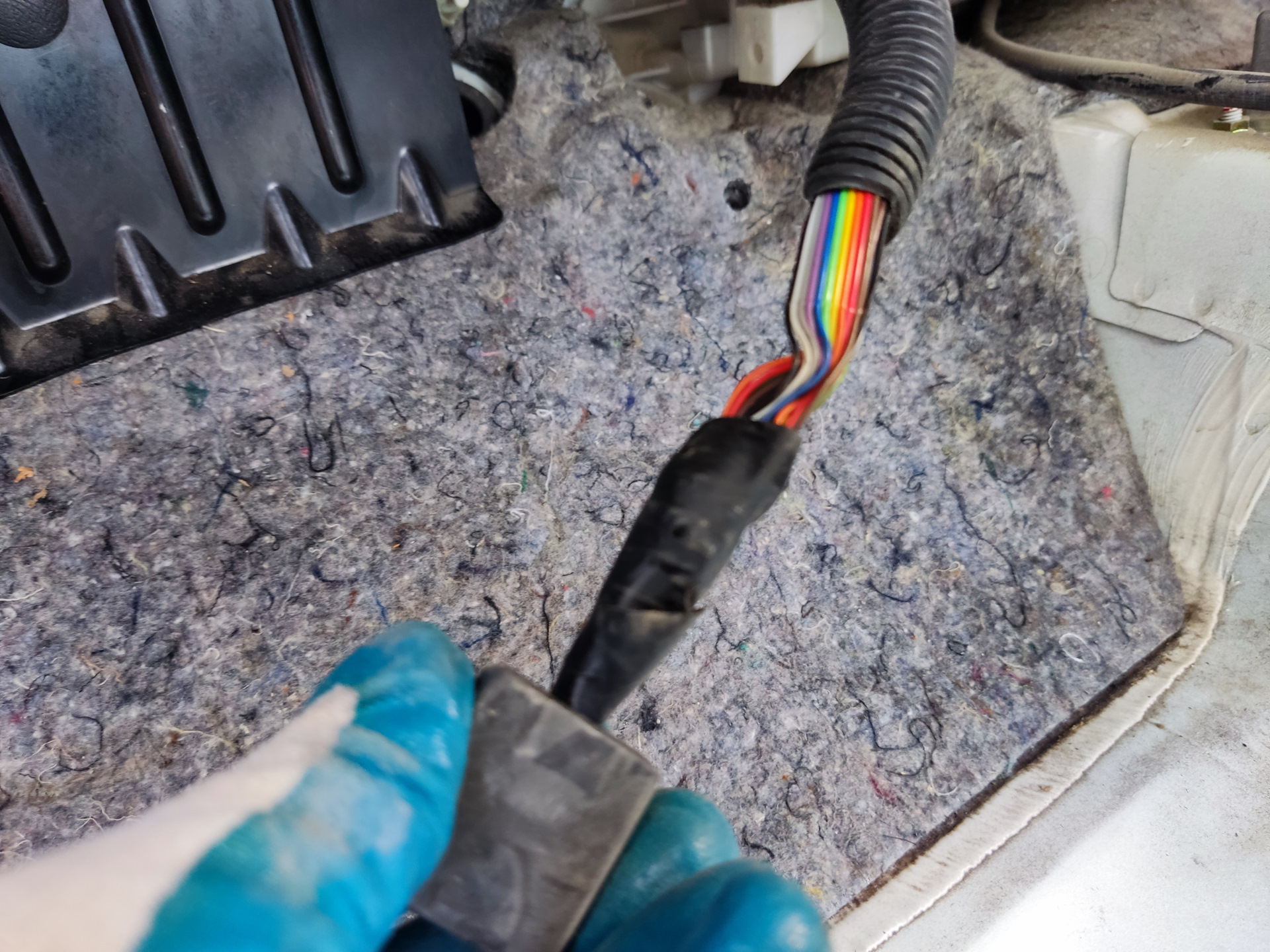 Разгадка! Неизвестная фишка в ногах переднего пассажира — Mitsubishi ...