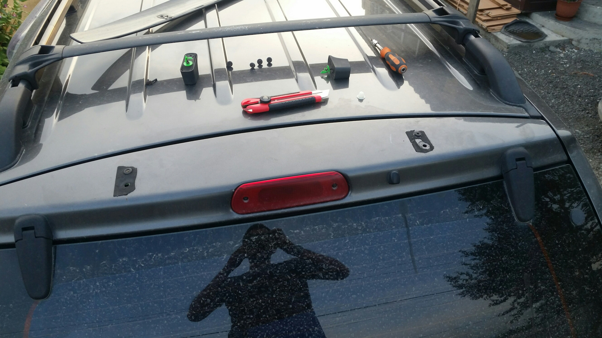 Scion db антикрыло. Спойлер jeep wj. Lancer x sportback белый стоп сигнал. Установка заднего спойлера. Задний спойлер на аутлендер 3.