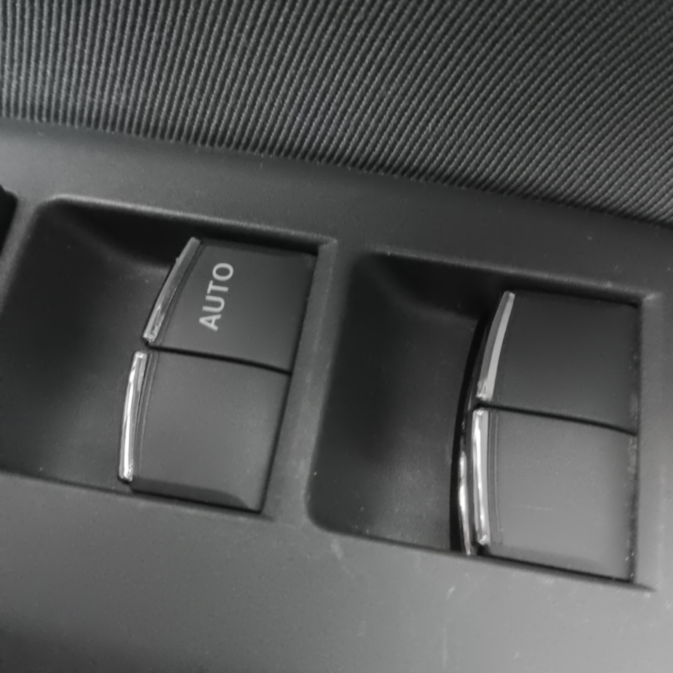 Декоративные накладки на кнопки стеклоподъемников — Honda Fit (4G), 1,5 ...