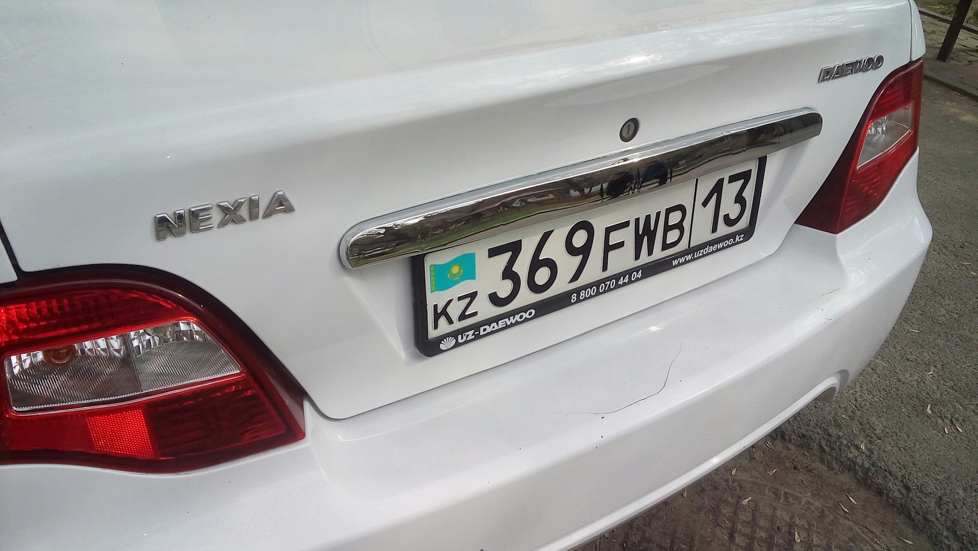 накладка на багажник калина 1 седан. задняя накладка на крышку багажника. Toyota avensis 250 молдинг багажника. задняя накладка на крышку багажника. накладка крышки багажника nexia n150.