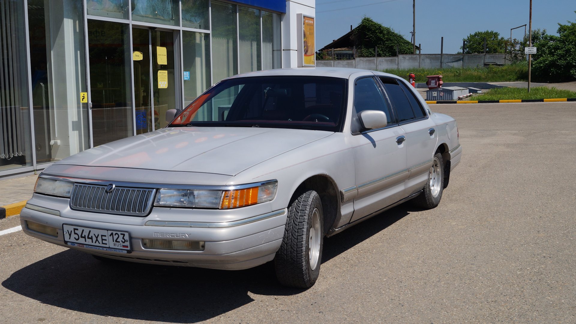 Гранд меркури. Mercury Grand Marquis 1992. Mercury Grand Marquis 1993. Меркури Гранд Маркиз 1992. Меркурий Гранд Маркиз 1992 в России.