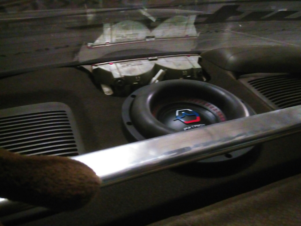 Есть штатное место. Штатный сабвуфер Toyota Mark 2 100.