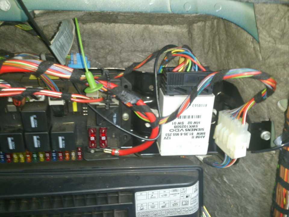 Здесь живёт Webasto Telestart T90, сейчас его не видно потому что он закреплён с обратной стороны крепежного элемента блока предохранителей. Фото найдено на просторах интернета — Land Rover Range Rover (3G). Запчасти на фото: 6955253, 8110503