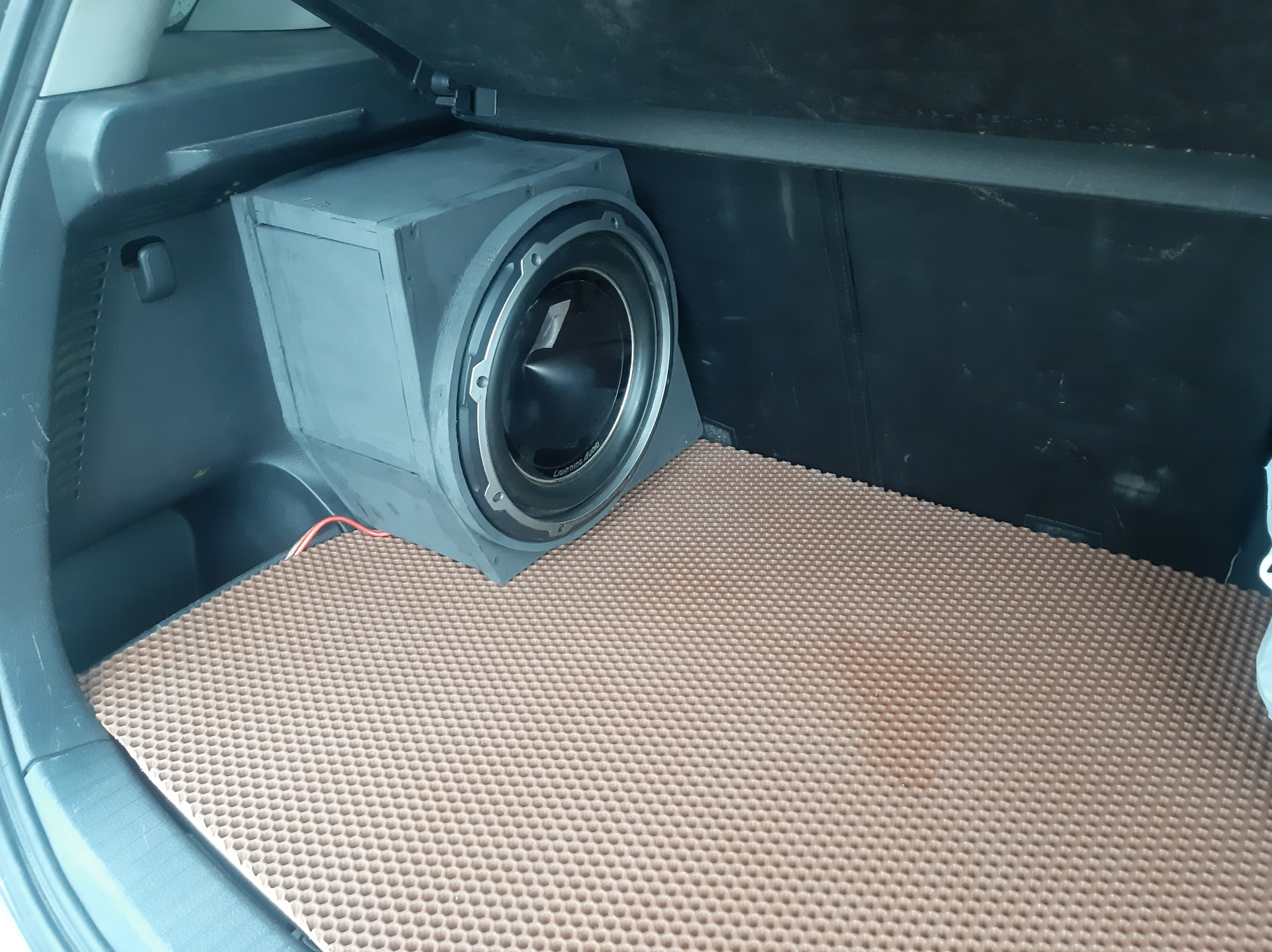 Сабвуфер в багажник — Suzuki SX4 (1G), 1,6 л, 2010 года | автозвук | DRIVE2