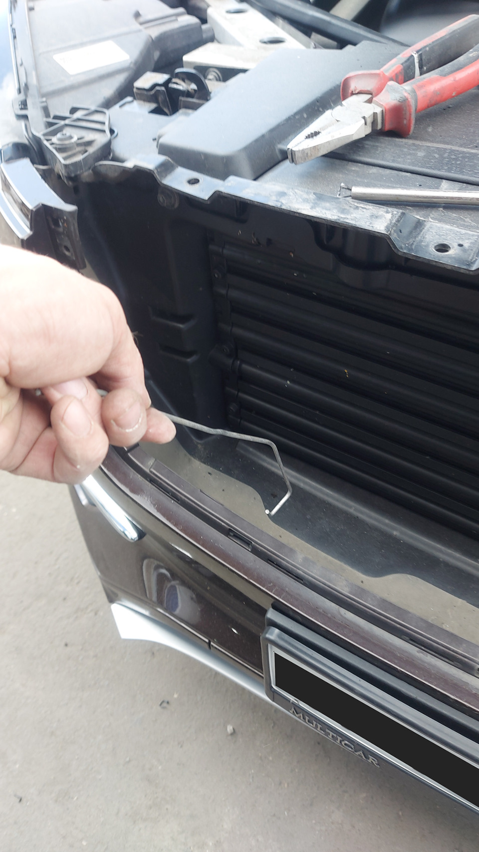 тот самый крючок, что бы добраться к нижним защелкам решетки. — Volvo XC90 (2G)