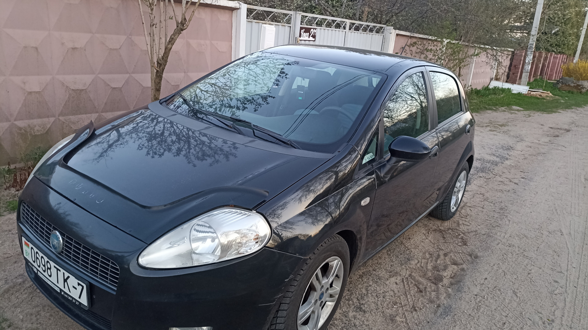 Фиат пунто 2006 год. Чёрные губки под передними крылами Fiat grande punto.