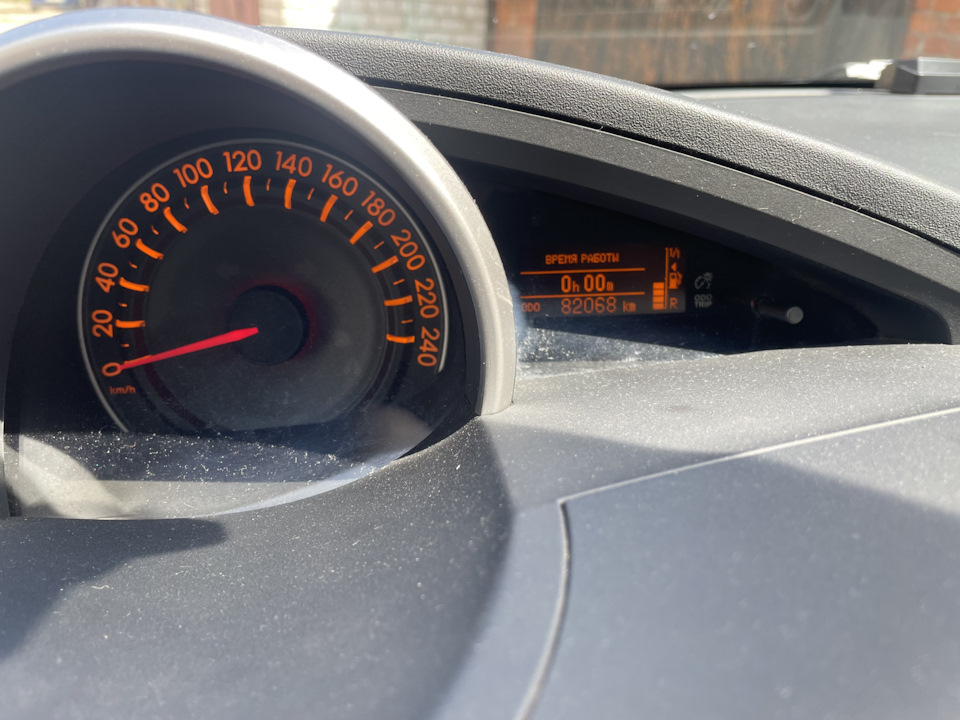 Счетчик моточасов — Toyota Verso. Запчасти на фото: B2068