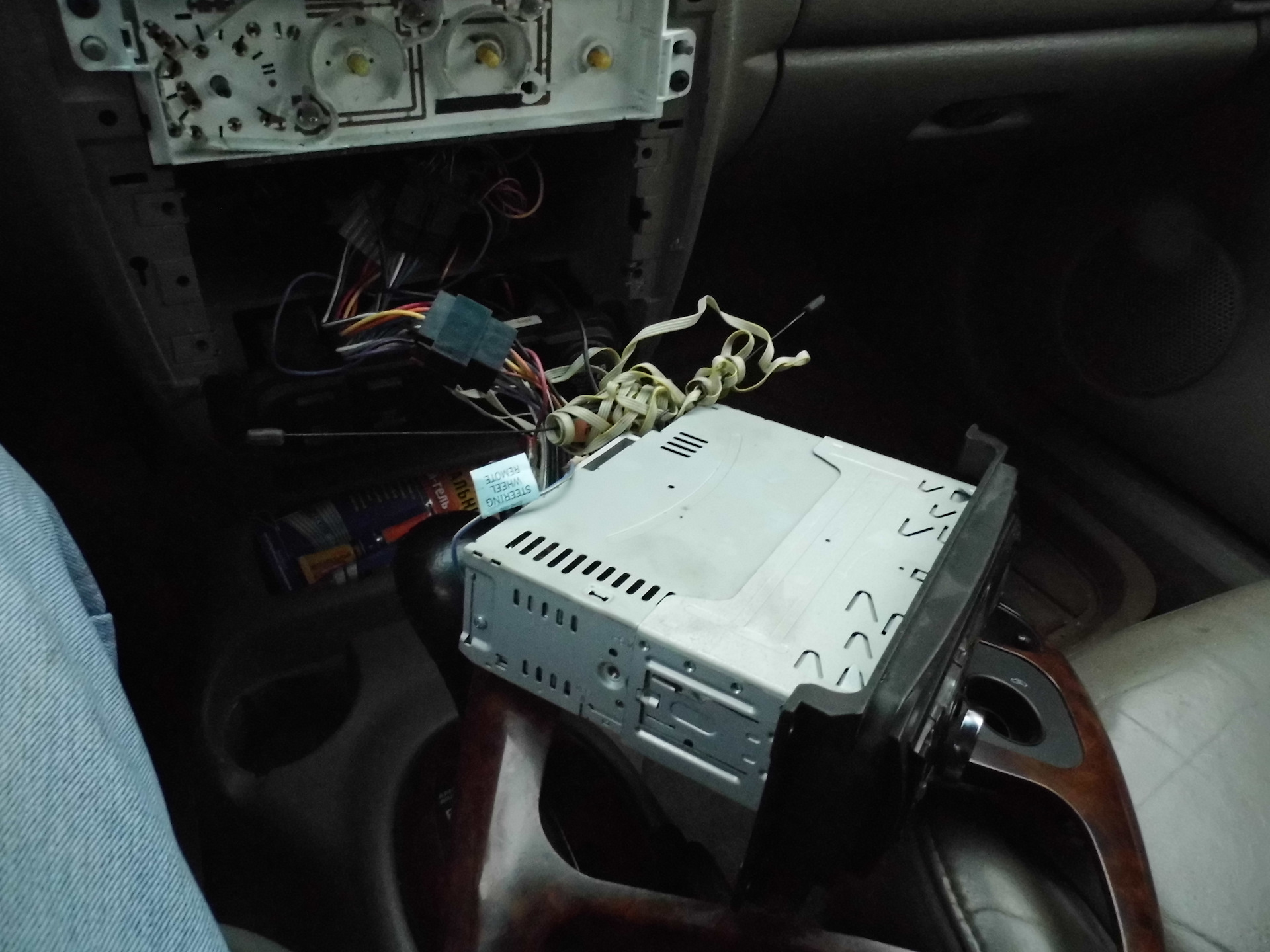 Штатная магнитола волга сайбер. Диагностическая магнитола авто. Штатные усилители крайслер 300м. Замена магнитолы carisma. Магнитофон для машины.