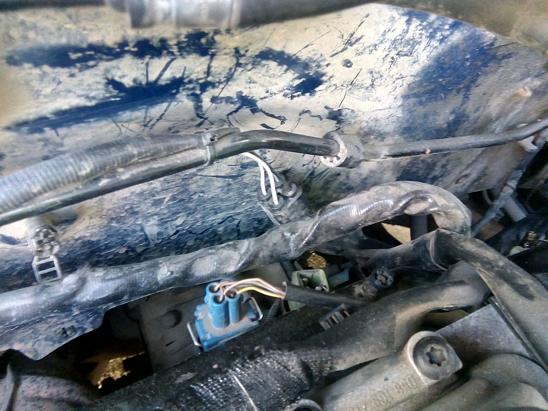 Не показывает температуру на пассат. Пассат 2е датчик температуры. Mercedes w124 102 мотор датчик холла. Датчик температуры двигателя фольксваген т5 1. Пассат б3 f87 датчик.