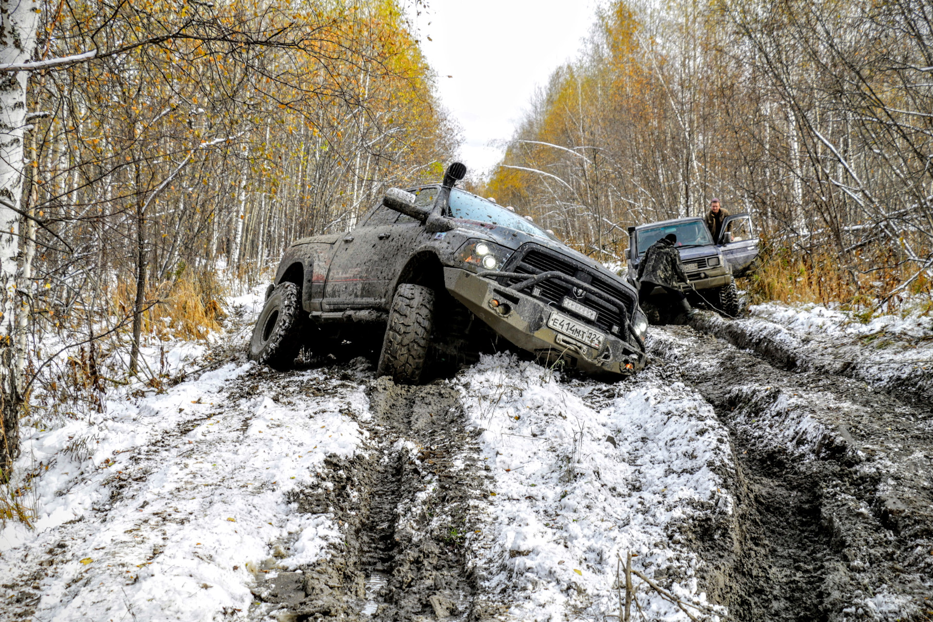 Бездорожье додж. Додж рам в грязи. Dodge Ram в грязи обои. Додж рам тонет в грязи. Dodge Ram зимой в деревне.