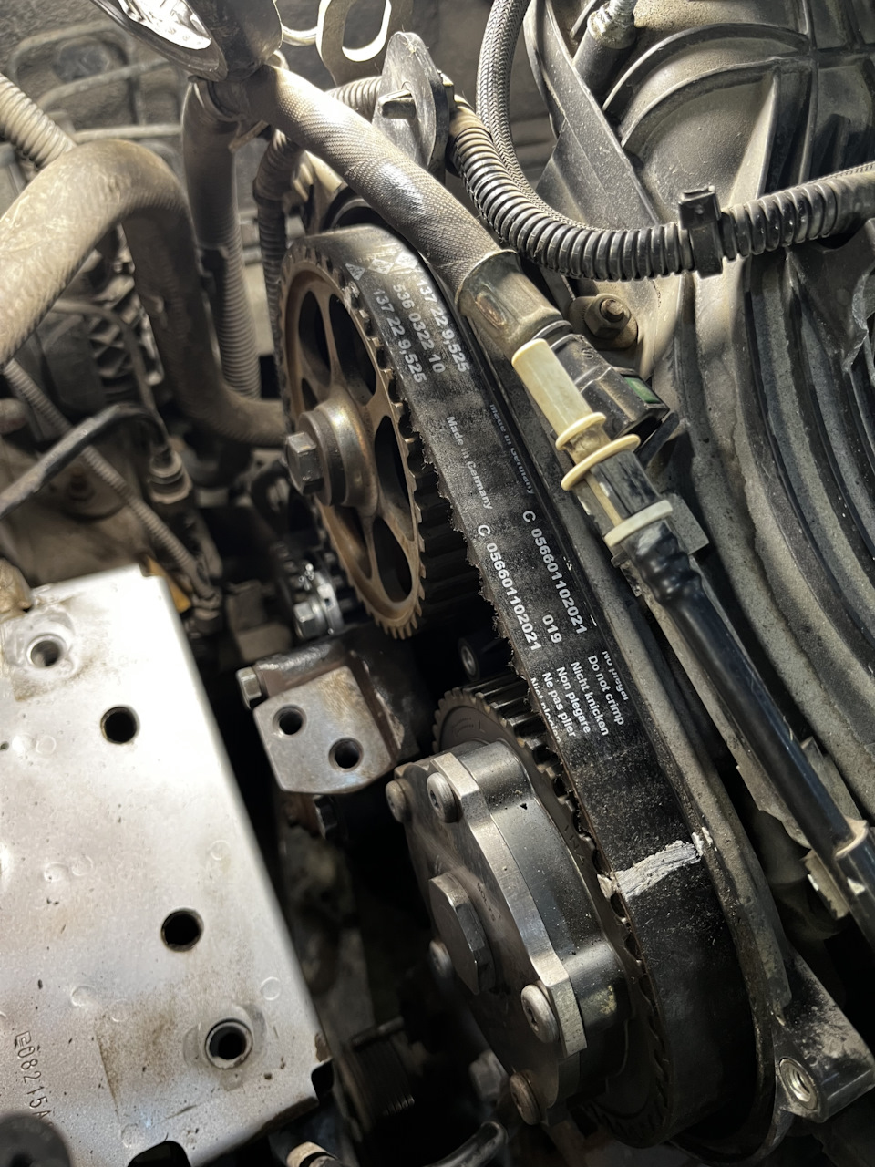 Мастер делал метки на старом ремне и переносил их на новый — Lada Vesta SW Cross (1G). Запчасти на фото: 536032210