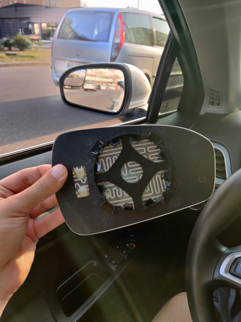 Замена ламп околодверного пространства - Ford Focus III Sedan, 2 л, 2013 года эл