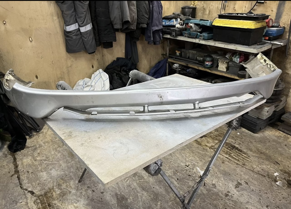 Рено сандеро 1 без переднего бампера. Рено дастер без переднего бампера. Как поставить бампер на рено. Бампер рено меган 2 передний. Рено логан 2008 туманки.