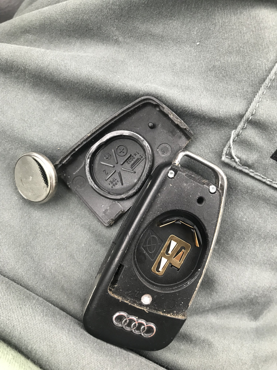 Замена батарейки в ключе — Audi A6 Avant (C6), 2,7 л, 2009 года ...