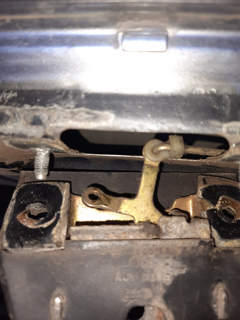 Ушко замка для установки тяги от активатора — Audi 80 (B3)