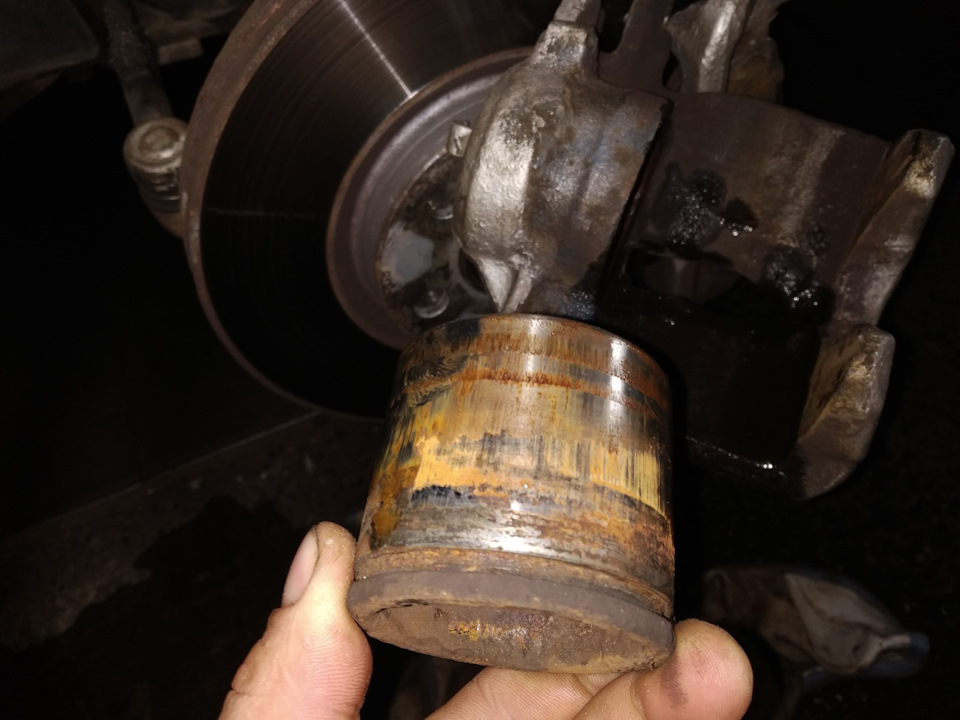 Замена пыльников передних суппортов — Citroen C8, 2 л, 2008 года ...