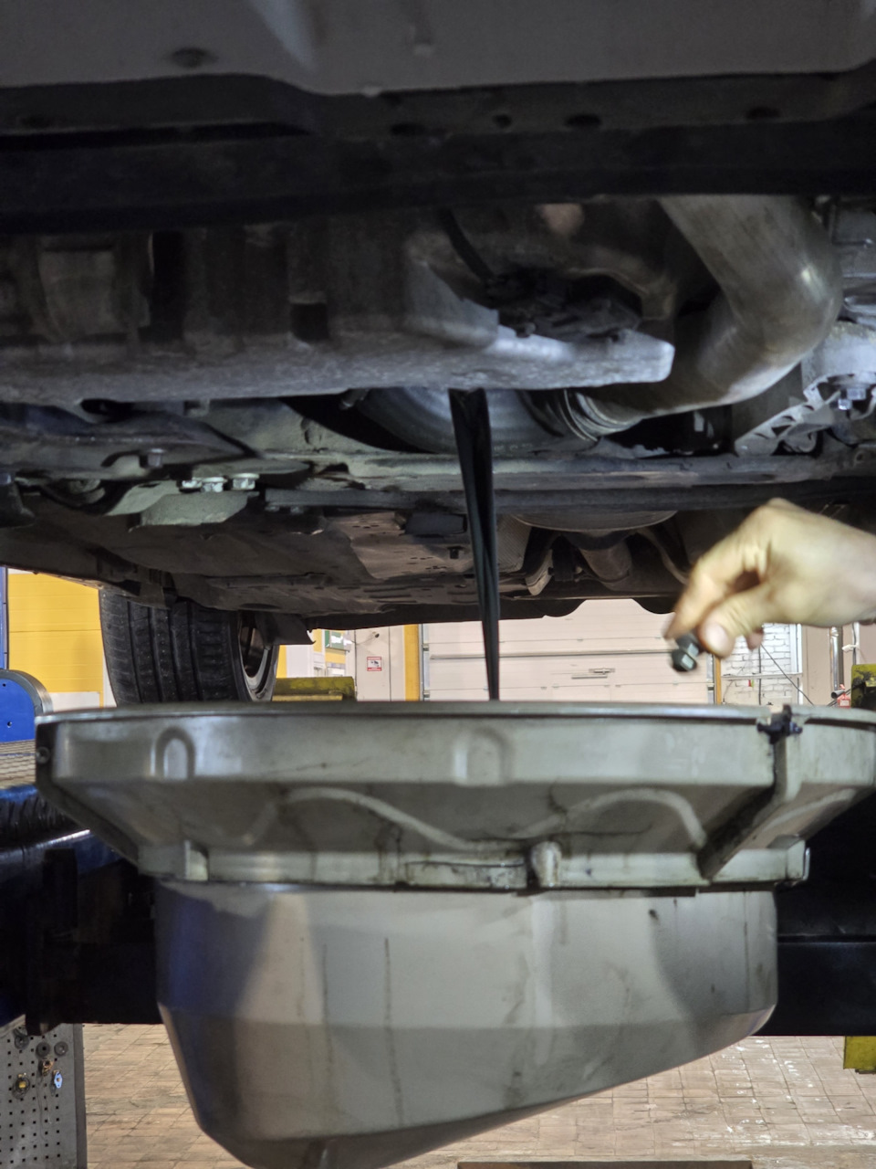 Затем сливаем промывочное масло. На вид светлее, чем то, что слилось после 9т.км. Но по цвету видно, что что-то вымыло из двигателя. — Volvo XC60 (1G)