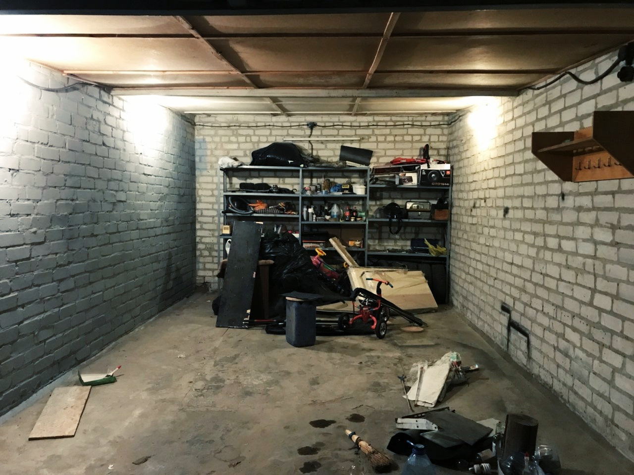 Реконструкция гаража. Гараж внутри. Дизайнерская отделка гаража. Красивая отделка гаража. Интерьер гаража внутри.