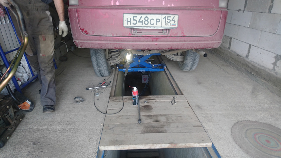 Отвязка балки. Из-за геометрии горловины не вставить без этого — Honda Stepwgn (1G)