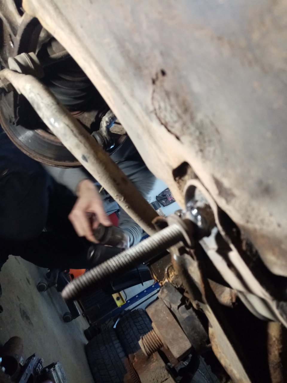 Как вынуть закисший болт рычага. Вариант. — Renault Laguna I, 2 л, 1994 ...