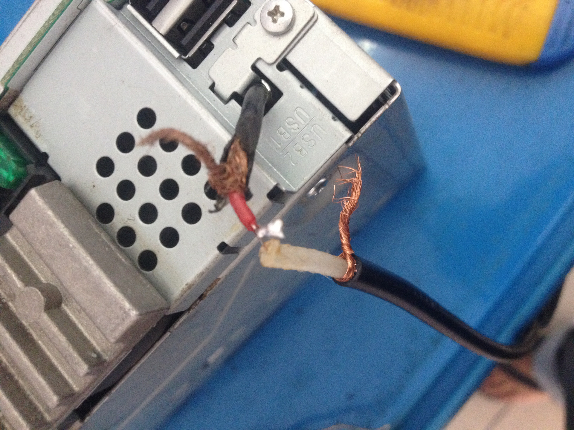 Разъем для антенны и держатель для телефона — Daewoo Nexia, 1,5 л, 2006 ...